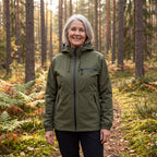 Aero Wind Jacket dam i skogen