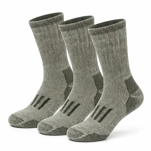 Arctic Thermal Socks 3-Pack i armégrönt, tre par varma ullstrumpor mot vit bakgrund