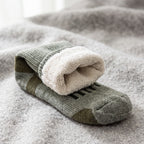 Närbild på den tjocka, mjuka plyschinsidan i Arctic Thermal Socks i armégrönt