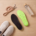 Cloud Comfort Insoles bredvid promenadskor och hundkoppel