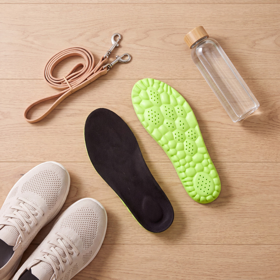 Cloud Comfort Insoles bredvid promenadskor och hundkoppel