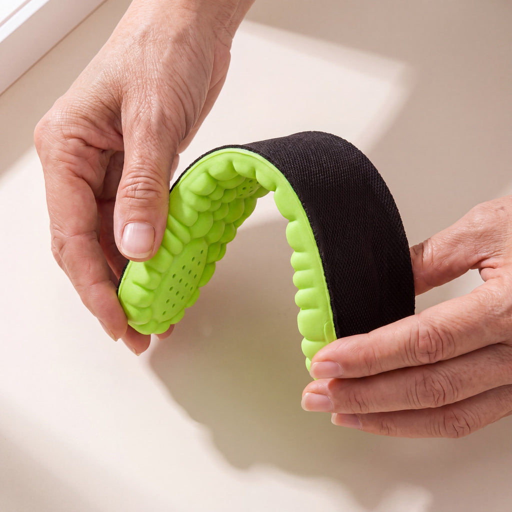 Hand som böjer Cloud Comfort Insoles för att visa att de är flexibla
