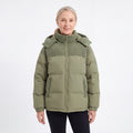 Cord Puffer Jacket för dam i salviagrön, kvinna framifrån mot vit bakgrund