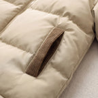 Närbild på sidoficka med manchesterkant på Cord Puffer Jacket i khaki