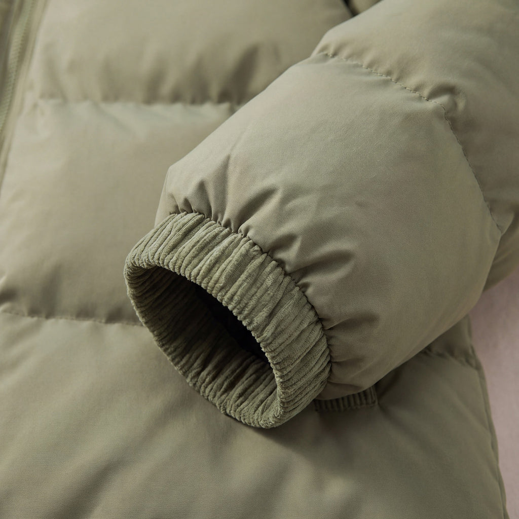 Närbild på resår i ärmslutet på Cord Puffer Jacket i salviagrön
