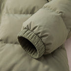 Närbild på resår i ärmslutet på Cord Puffer Jacket i salviagrön