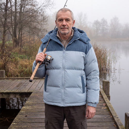 Man in Cord Puffer Jacket in lichtblauw met een hengel op de steiger op een mistige ochtend
