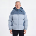 Cord Puffer Jacket för herr i ljusblå, man framifrån mot vit bakgrund