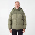 Cord Puffer Jacket för herr i salviagrön, man framifrån mot vit bakgrund