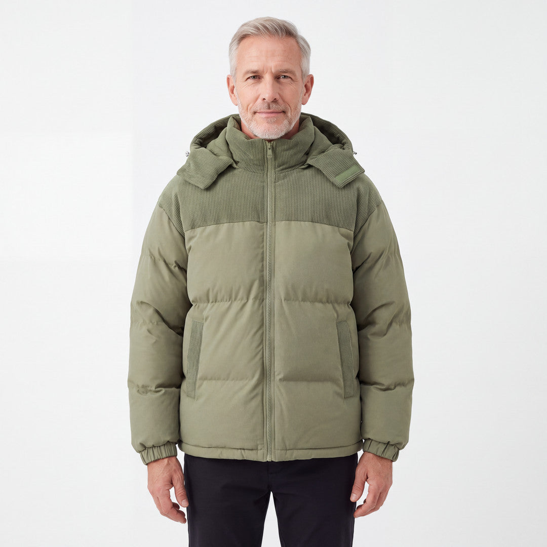Cord Puffer Jacket för herr i salviagrön, man framifrån mot vit bakgrund