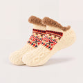 Nordic Knit Slipper Socks i beige, stickade tofflestrumpor med sherpamudd mot ljus bakgrund