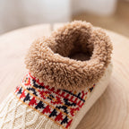 Närbild på det mjuka sherpafodret och det nordiska mönstret på Nordic Knit Slipper Socks i beige