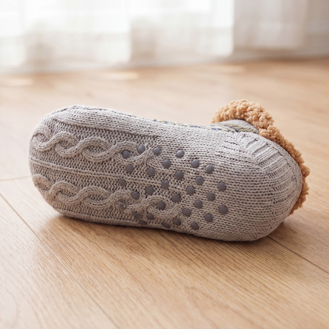 Närbild på sulan med halkskydd av gummiprickar på Nordic Knit Slipper Socks i grå