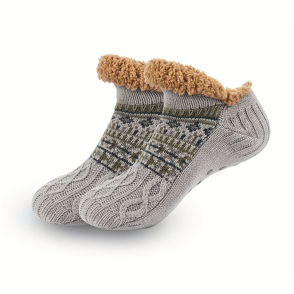 Nordic Knit Slipper Socks i grå, stickade tofflestrumpor med sherpamudd mot vit bakgrund