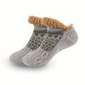 Nordic Knit Slipper Socks i grå, stickade tofflestrumpor med sherpamudd mot vit bakgrund