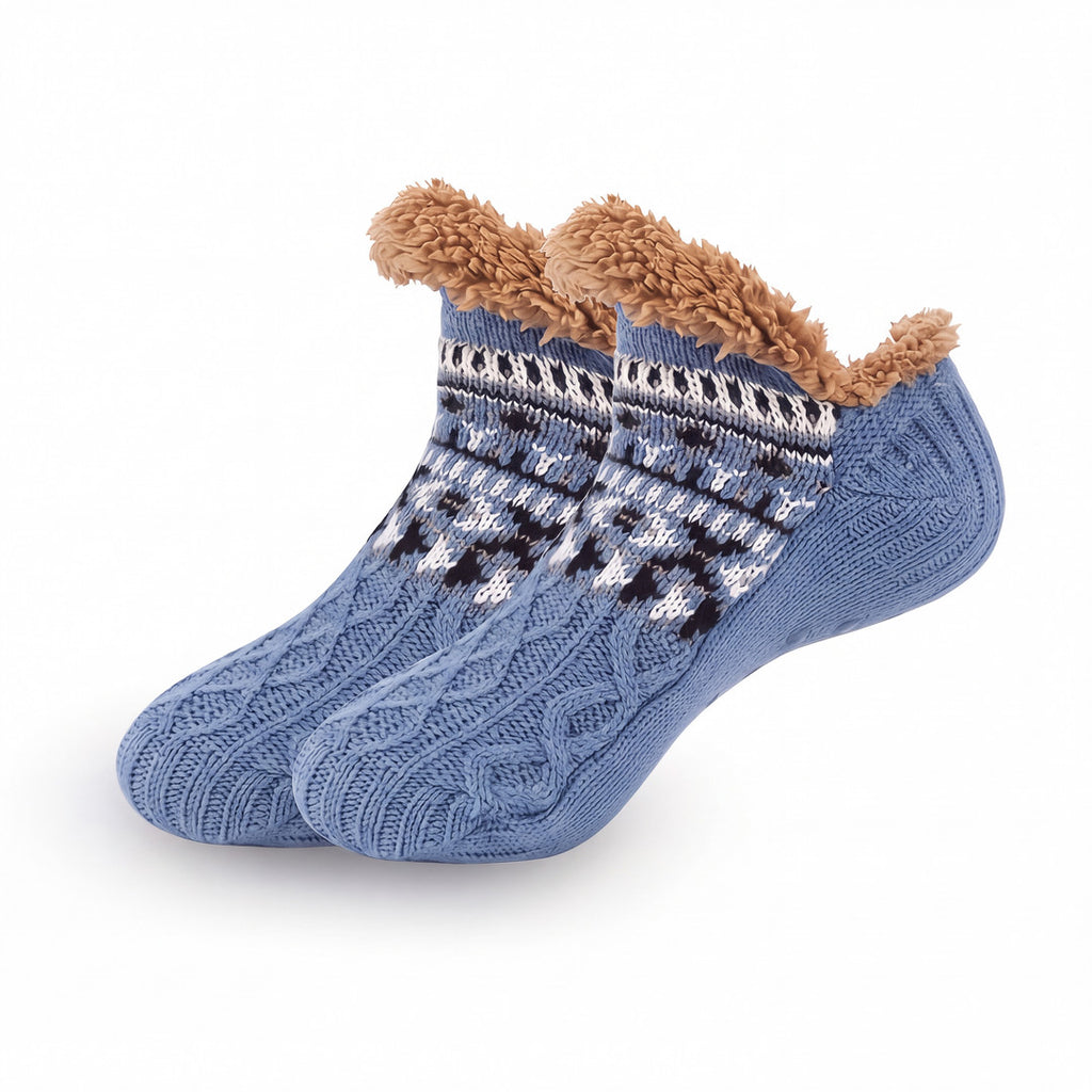 Nordic Knit Slipper Socks i ljusblå, stickade tofflestrumpor med sherpamudd mot vit bakgrund
