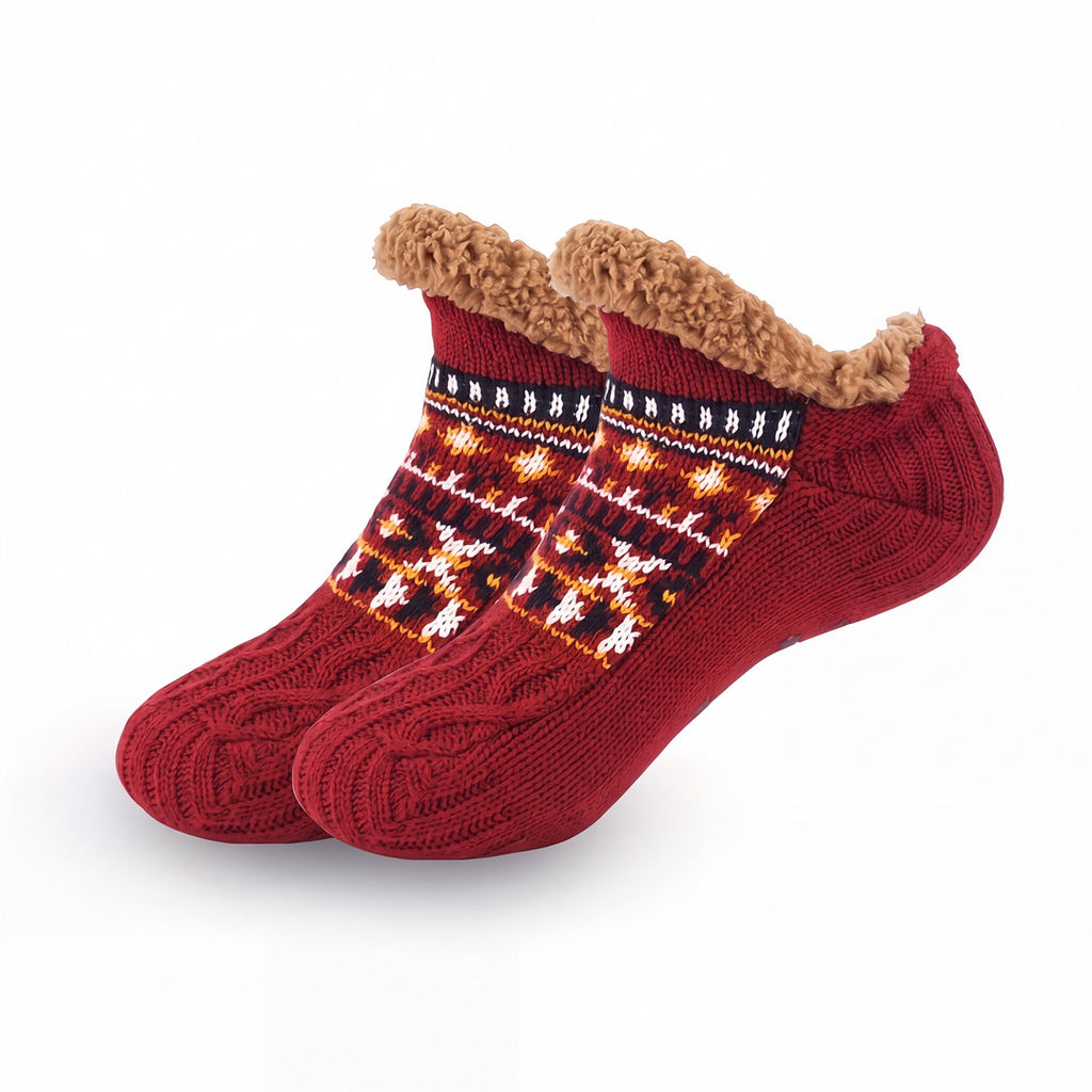Nordic Knit Slipper Socks i röd, stickade tofflestrumpor med sherpamudd mot vit bakgrund