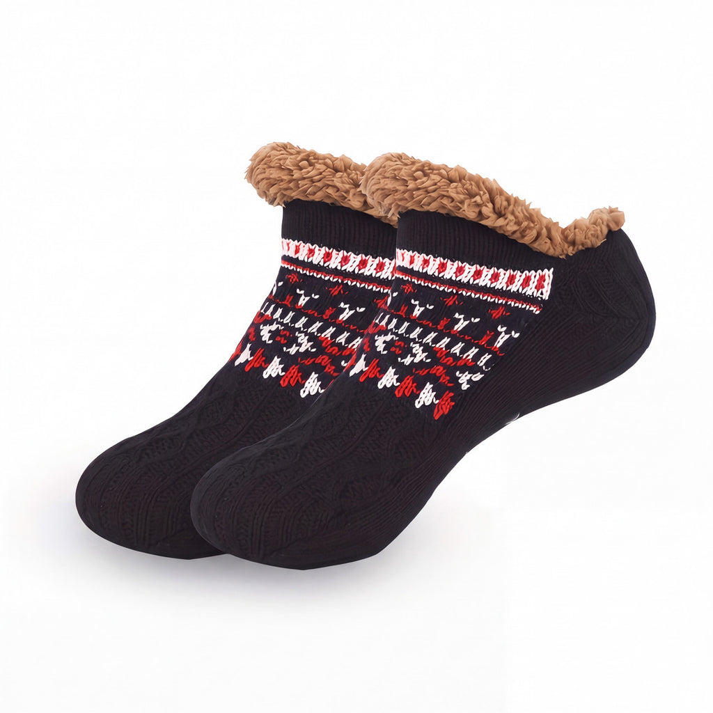 Nordic Knit Slipper Socks i svart, stickade tofflestrumpor med sherpamudd mot vit bakgrund