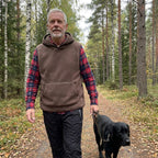 Man runt 60 på hundpromenad i skogen i brun Sherpa Hoodie Vest och svarta Warm Fleece Pants