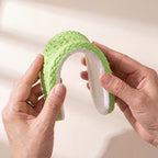 Hand som böjer Thermo Warm Insoles för att visa att de är flexibla