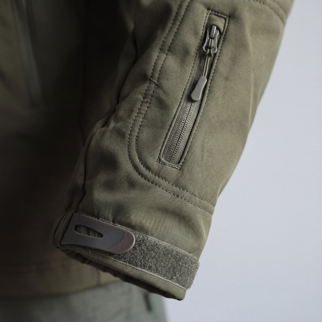 Ärmficka med dragkedja och kardborre vid ärmslutet på Utility Softshell Jacket
