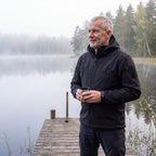 Man i svart Utility Softshell Jacket på bryggan en dimmig morgon