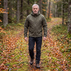 Man i armégrön Utility Softshell Jacket på skogsstig