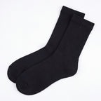 Waterproof Hiking Socks i svart, ett par höga vattentäta strumpor mot vit bakgrund