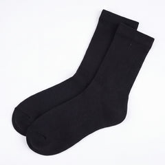 Waterproof Hiking Socks i svart, ett par höga vattentäta strumpor mot vit bakgrund