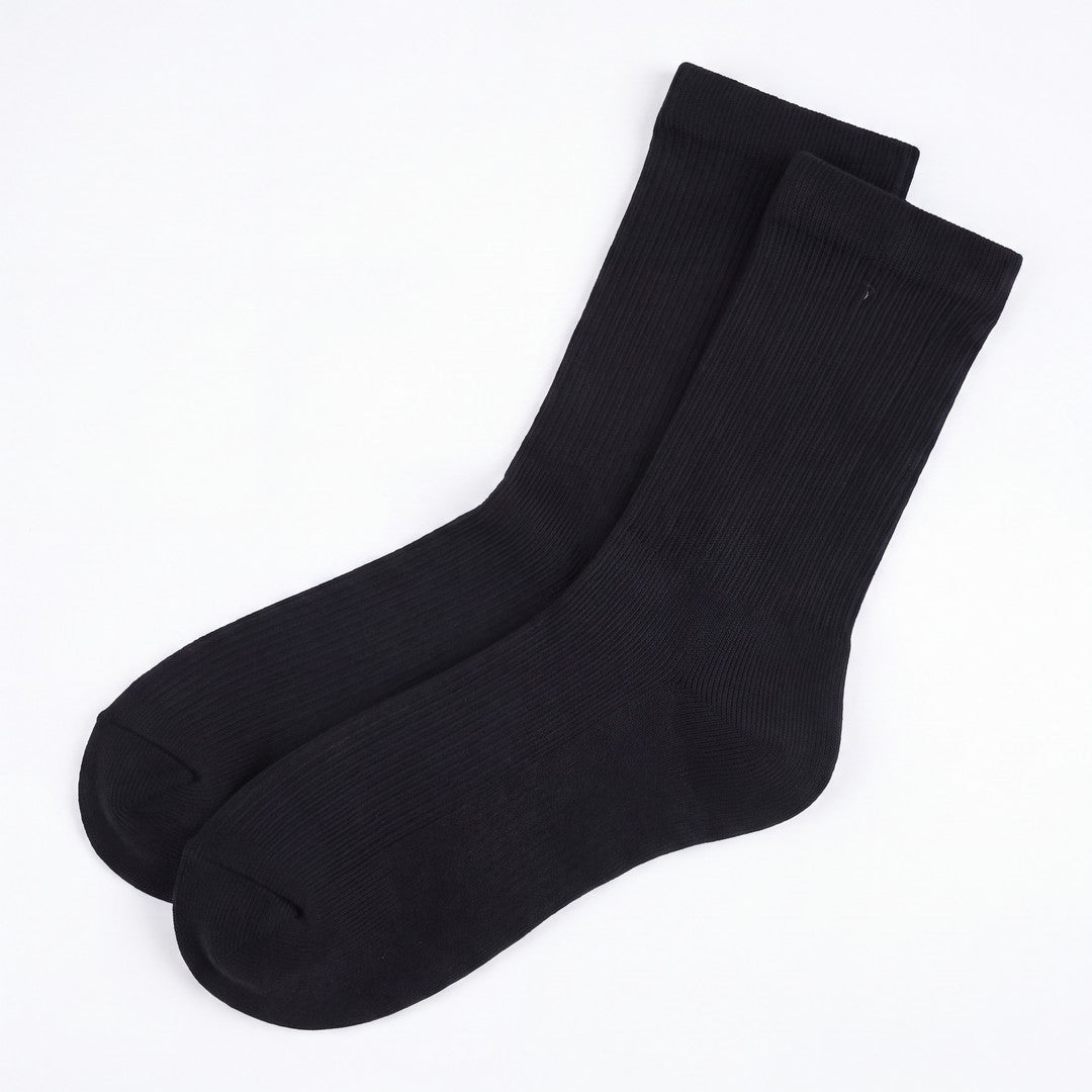 Waterproof Hiking Socks i svart, ett par höga vattentäta strumpor mot vit bakgrund